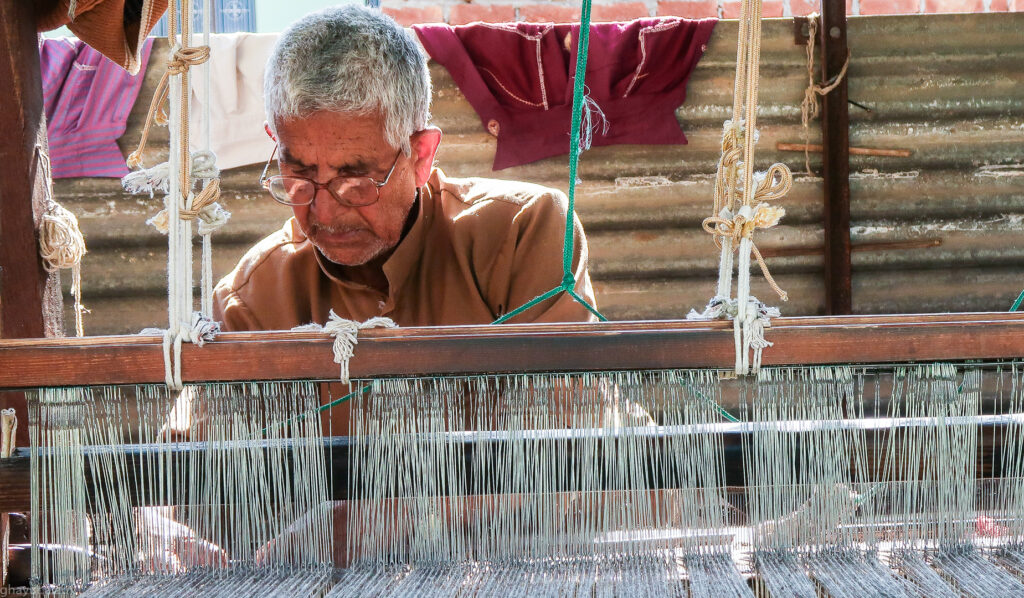 Hand-weaving throws and shawls in Dunda