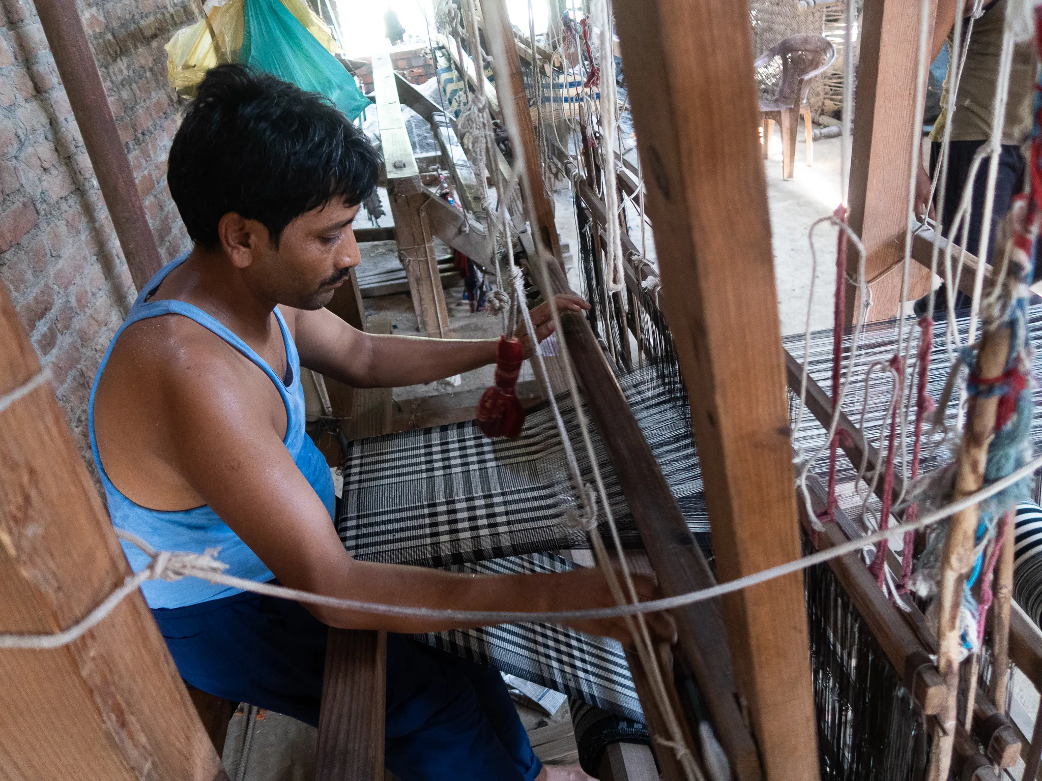 Mohammed Furqan weaving stole for Himalayan Weavers